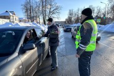 выкса.рф, 💐 «Цветы для автоледи»: полицейские Выксы поздравили женщин‑водителей с 8 Марта.